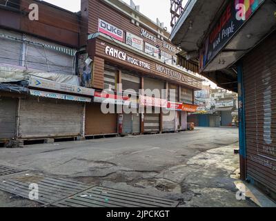 februar 7. 2020. Dehradun Uttarakhand, Indien. Während der Sperrung von Covid Pandemic wurden die lokalen Geschäfte auf dem Markt geschlossen. Stockfoto