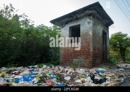 2.. april 2022 Dehradun, uttarakhand Indien. Ein verlassener Unterschlupf voller Müll und Plastikmüll im Freien. Stockfoto