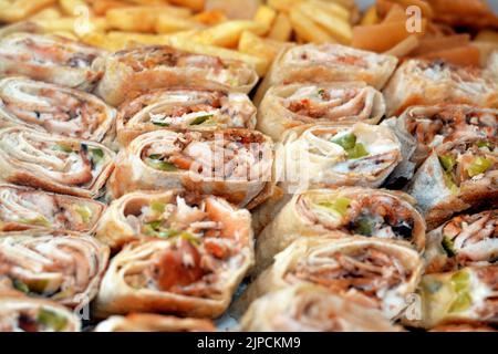 Syrisches Rezept Küche Hintergrund, eine Box voller Stücke von Huhn Shawerma oder Shawarma Tortilla Wrap mit Zwiebeln, Tomaten, Salat und Knoblauchsauce in S Stockfoto