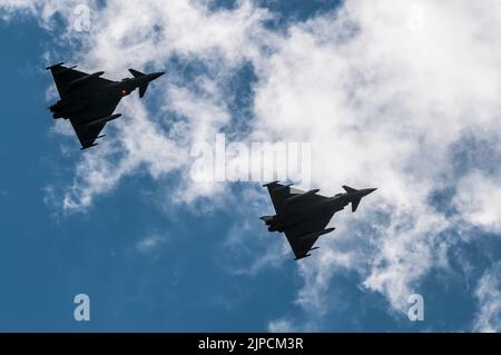 Zwei Eurofighter Typhoon Moderne Mehrzweck-Kampfflugzeuge, die in enger Formation über Montenegro für die NATO-Luftpolizierungsmission fliegen Stockfoto