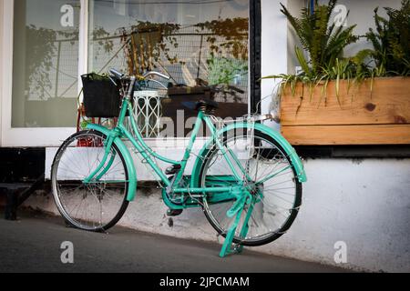 Januar 1. 2020 Mussoorie Uttarakhand Indien. Ein hellgrünes antik dekoratives Damenfahrrad mit Korb außerhalb eines Cafés für dekorative Zwecke. Stockfoto