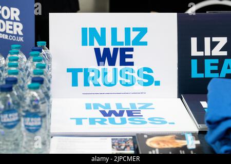 In Liz We Truss – Materialien für Führungskampagnen von Liz Truss bei konservativen Wahlen, Perth, Schottland, Großbritannien 16. August 2022 Stockfoto