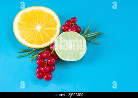 Blauer Hintergrund mit Johannisbeeren und Zitrusscheiben Stockfoto