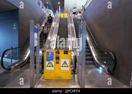 EINE U-BAHN-ROLLTREPPE IST AUFGRUND EINES MECHANISCHEN DEFEKTS BLOCKIERT Stockfoto