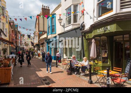 Blick auf die George Street, Hastings Old Town, eine lebhafte Einkaufsstraße, East Sussex, Großbritannien Stockfoto