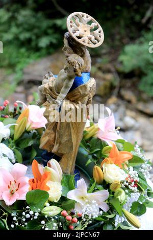 Vierge à l’Enfant. Statue. Prozession. Assomption. Eglise Notre-Dame de la Gorge. Les Contamines-Montajoie. Haute-Savoie. Auvergne-Rhône-Alpes. Frankreich Stockfoto