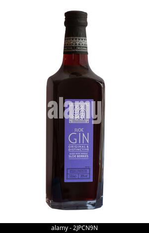 Flasche Sloe Gin original & unverwechselbar mit ganzen Schlehe Beeren speziell für Marks & Spencer isoliert auf weißem Hintergrund ausgewählt Stockfoto