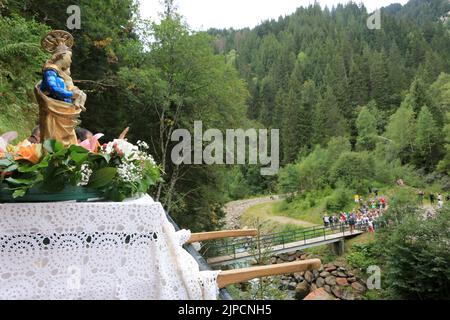 Vierge à l’Enfant. Statue. Prozession. Assomption. Eglise Notre-Dame de la Gorge. Les Contamines-Montajoie. Haute-Savoie. Auvergne-Rhône-Alpes. Frankreich Stockfoto