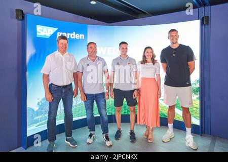 (L-R) Lars Lamade (Head Global Sponsorships SAP), Christian Winkler (Managing Director Sports Red Bull Munich), Mathias Niederberger (Goalie Red Bull München) , Birgits Nössing (Moderatorin) , Basketball-Star Paul Zipser bei einem Presseevent auf der Baustelle von SAP Garden, Die neue multifunktionale Sportarena im Olympiapark München am 16. August 2022 in München. Der SAP Garden wird die neue Heimat des Red Bull Munich Ice Hockey Clubs und des FC Bayern München Basketball sein, die für den 2024. Juni geplant sind. © Peter Schatz / Alamy Live News Stockfoto