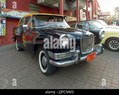 Old Siam Di Tella Riley 1500 vor 1959 - 1967 in the Street. Traditionelles schwarz-gelbes Taxi in Buenos Aires. Oldtimer-Show. Stockfoto