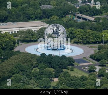 Luftaufnahme des Flushing Meadows Corona Park in New York mit Unisphere. Stockfoto