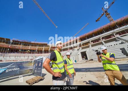 Paul Zipser (FC Bayern Basketball) bei einem Presseevent auf der Baustelle von SAP Garden, der neuen multifunktionalen Sportarena im Olympia Park München, am 16. August 2022 in München. Der SAP Garden wird die neue Heimat des Red Bull Munich Ice Hockey Clubs und des FC Bayern München Basketball sein, die für den 2024. Juni geplant sind. © Peter Schatz / Alamy Live News Stockfoto