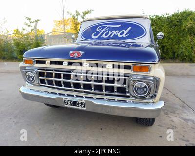 Ford blaues ovales Logo und Marke auf der Windschutzscheibe eines alten F100 V8 Utility Pickup Truck 1963. Vorderansicht. Expo Fierros 2022 Oldtimer-Show Stockfoto