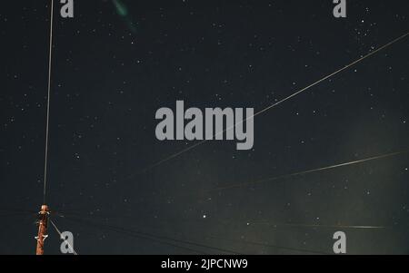 Astrofotografie des Nachthimmels mit funkelnden Sternen Stockfoto