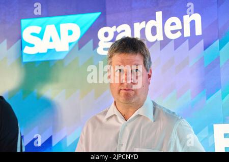 Lars Lamade (Head Global Sponsorships SAP) beim Presseevent auf der Baustelle von SAP Garden, der neuen multifunktionalen Sportarena im Olympia Park München am 16. August 2022 in München. Der SAP Garden wird die neue Heimat des Red Bull Munich Ice Hockey Clubs und des FC Bayern München Basketball sein, die für den 2024. Juni geplant sind. © Peter Schatz / Alamy Live News Stockfoto