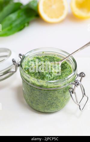 Frisch zubereitetes Pesto aus wildem Knoblauch. Stockfoto