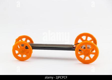 Seitenansicht eines kleinen Solarwagens mit Rädern, die mit der drucktechnologie von 3D hergestellt wurden Stockfoto