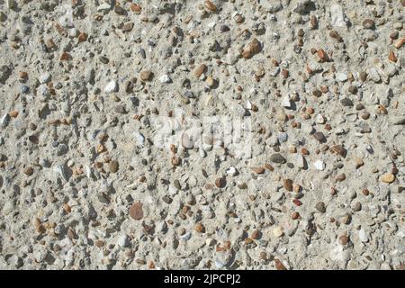 Natürliche Kieselsteine in Betonböden, rutschfeste runde Steinbodenstruktur, Konzeptbild für nachhaltiges oder ökologisches Wohndesign für die Inneneinrichtung Stockfoto