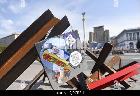 KIEW, UKRAINE - 14. AUGUST 2022 - das Porträt der Künstlerin Varvara Lohvin, die mit Ukraini Panzerabwehrsperren, auch als tschechische Igel bekannt, schmückt Stockfoto