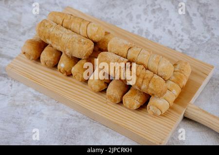 Gebratene tequeños, Finger gefüllt mit salzigem handwerklichem Käse, typisch venezolanisches und lateinamerikanisches Essen Stockfoto