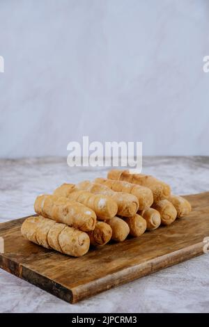 Gebratene tequeños, Finger gefüllt mit salzigem handwerklichem Käse, typisch venezolanisches und lateinamerikanisches Essen Stockfoto