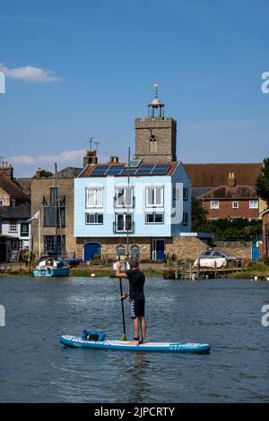 WIVENHOE IN ESSEX, VOM GEGENÜBERLIEGENDEN UFER (ROWHEDGE) AUS FOTOGRAFIERT. Stockfoto