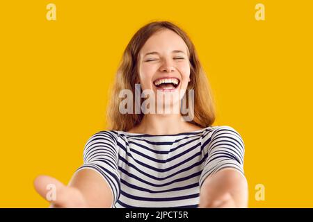 Lustige, fröhliche, schöne junge Frau, die die Kamera hält, Selfie macht und glücklich lacht Stockfoto