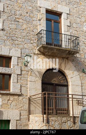 Arta, Spanien; 13 2022. august: Rathaus der mallorquinischen Stadt Arta, bei Sonnenaufgang an einem Sommertag. Spanien Stockfoto