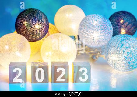 Neujahr 2021 Weihnachtsdekoration - Blue Party Feier Holzwürfel mit 2023. Neujahr Hintergrund. Urlaub festlich glitzernden bunten Hintergrund w Stockfoto