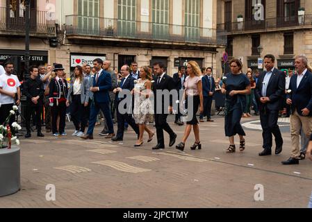 Spanien. 17. August 2022. Menschen nehmen an einer Veranstaltung anlässlich des 5.. Jahrestages des von muslimischen Terroristen am 17. August 2022 in der Straße Ramblas in Barcelona, Spanien, verübten Terroranschlags Teil. Davide Bonaldo/Sipa USA Credit: SIPA USA/Alamy Live News Stockfoto