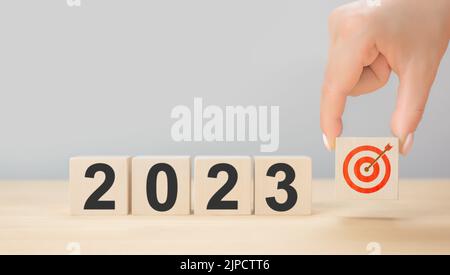 2023 Planung und Herausforderung, Geschäftsstrategie, Chance, Hoffnung, neue Lebensumstellung. 2023 Plan, Aktion und Ziele. Wort 2022 auf Holzwürfeln geschrieben Stockfoto