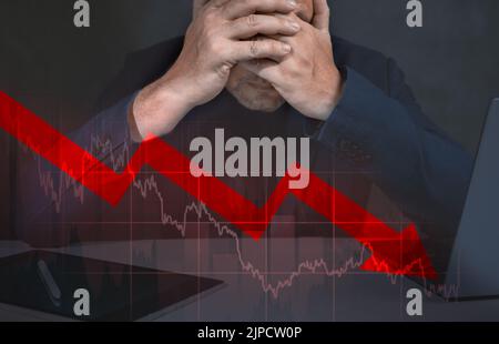 Depressiver Geschäftsmann, der auf den fallenden roten Pfeil herunterschaut. Gestresster Geschäftsmann Krypto-Händler Broker Investor Analyse Aktienmarkt Krypto t Stockfoto