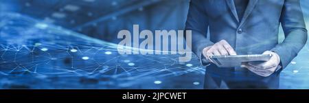 Digitale Transformation. Geschäftsmann, der mit Tablet auf abstraktem digitalem Hintergrund arbeitet Stockfoto