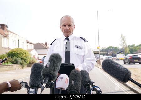 Sean Wilson, Chief Superintendent der Metropolitan Police, sprach vor den Medien am Tatort in der Nähe der Cayton Road, Greenford, im Westen Londons, wo Thomas O'Halloran, 87, Wer mit einem Motorroller unterwegs war, wurde erstochen. Bilddatum: Mittwoch, 17. August 2022. Stockfoto