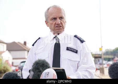 Sean Wilson, Chief Superintendent der Metropolitan Police, sprach vor den Medien am Tatort in der Nähe der Cayton Road, Greenford, im Westen Londons, wo Thomas O'Halloran, 87, Wer mit einem Motorroller unterwegs war, wurde erstochen. Bilddatum: Mittwoch, 17. August 2022. Stockfoto