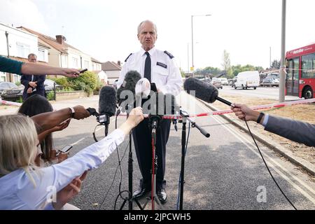 Sean Wilson, Chief Superintendent der Metropolitan Police, sprach vor den Medien am Tatort in der Nähe der Cayton Road, Greenford, im Westen Londons, wo Thomas O'Halloran, 87, Wer mit einem Motorroller unterwegs war, wurde erstochen. Bilddatum: Mittwoch, 17. August 2022. Stockfoto