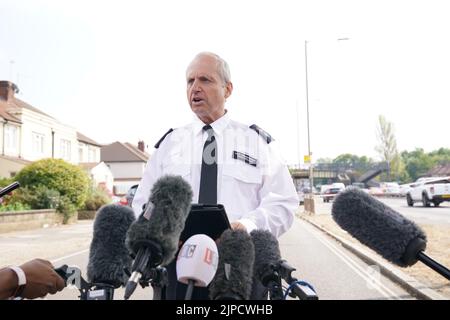 Sean Wilson, Chief Superintendent der Metropolitan Police, sprach vor den Medien am Tatort in der Nähe der Cayton Road, Greenford, im Westen Londons, wo Thomas O'Halloran, 87, Wer mit einem Motorroller unterwegs war, wurde erstochen. Bilddatum: Mittwoch, 17. August 2022. Stockfoto