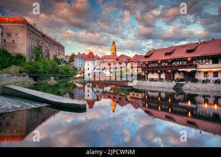 Cesky Krumlov. Stadtbild der Innenstadt von Cesky Krumlov, Tschechische Republik mit Spiegelung der Stadt in der Moldau bei Sonnenuntergang im Sommer. Stockfoto