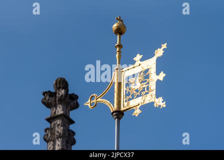 Goldfarbene Wetterfahne auf Westminster Abbey in der City of Westminster, London, Großbritannien. Henry-VII-Kapelle am östlichen Ende der Abtei. Heraldischen Drachen Stockfoto