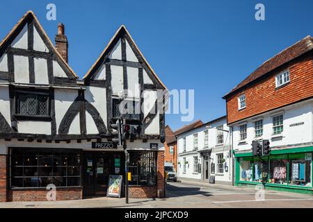 Sommermittags auf der Crane Street im Stadtzentrum von Salisbury, Wiltshire, England. Stockfoto