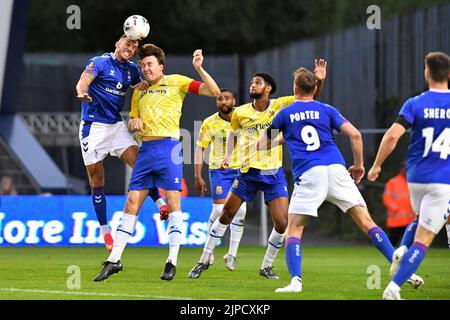 Liam Hogan (Kapitän) von Oldham Athletic tusles mit Jack Cook vom Wealdstone Football Club während des Vanarama National League-Spiels zwischen Oldham Athletic und Wealdstone am Mittwoch, 17.. August 2022 im Boundary Park, Oldham. (Kredit: Eddie Garvey | MI News) Stockfoto