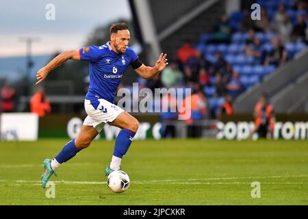 Stock Action Bild von Dan Gardner von Oldham Athletic während des Vanarama National League Spiels zwischen Oldham Athletic und Wealdstone im Boundary Park, Oldham am Mittwoch, 17.. August 2022. (Kredit: Eddie Garvey | MI News) Stockfoto