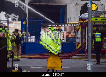 London, Großbritannien. 17. August 2022. Die Londoner Feuerwehr bekämpft einen Brand, der in einer Werkstatt in der Nähe der Southwark Bridge und der London Bridge Station ausbrach. Kredit: Vuk Valcic/Alamy Live Nachrichten Stockfoto