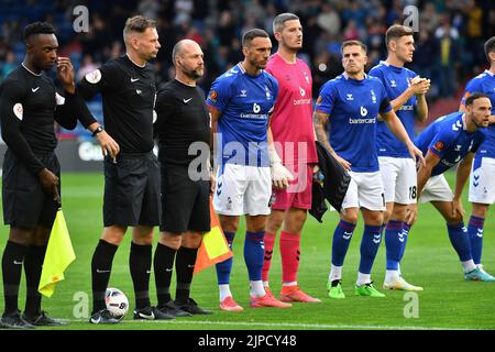 Liam Hogan (Kapitän) von Oldham Athletic vor dem Vanarama National League-Spiel zwischen Oldham Athletic und Wealdstone im Boundary Park, Oldham am Mittwoch, 17.. August 2022. (Kredit: Eddie Garvey | MI Nachrichten) Kredit: MI Nachrichten & Sport /Alamy Live Nachrichten Stockfoto