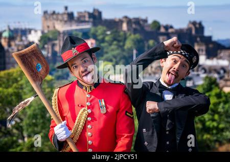 Alex Huand (rechts) von den Royal Edinburgh Military Tattoo Dancers wird von Joel Williams von der New Zealand Army Band als Lehrer des Haka unterrichtet, während die beiden Gruppen sich zu einer spontanen Probe trafen, die Maori- und Highland-Kulturen auf dem Calton Hill in Edinburgh zusammenbrachte. Bilddatum: Mittwoch, 17. August 2022. Stockfoto