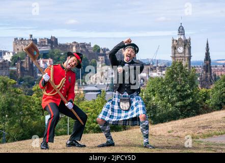 Alex Huand (rechts) von den Royal Edinburgh Military Tattoo Dancers wird von Joel Williams von der New Zealand Army Band als Lehrer des Haka unterrichtet, während die beiden Gruppen sich zu einer spontanen Probe trafen, die Maori- und Highland-Kulturen auf dem Calton Hill in Edinburgh zusammenbrachte. Bilddatum: Mittwoch, 17. August 2022. Stockfoto