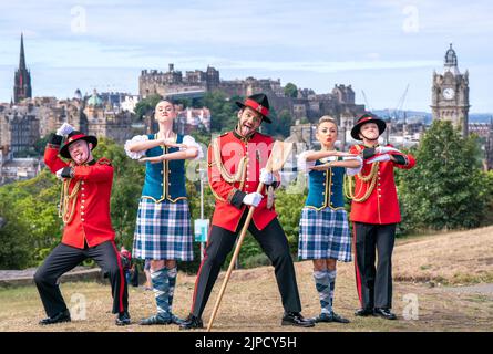 Die Royal Edinburgh Military Tattoo Tänzer und Mitglieder der New Zealand Army Band führen den zeremoniellen Haka auf, als sie sich zu einer spontanen Probe trafen und Maori- und Highland-Kulturen auf Edinburghs Calton Hill zusammenbrachten. Bilddatum: Mittwoch, 17. August 2022. Stockfoto