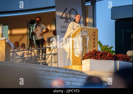 Fr. Miljenko Šteko hielt eine Predigt während der Abendmesse während des Mladifestes – dem Jugendfest – in Medjugorje. Stockfoto