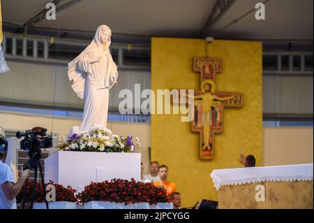 Statue der Jungfrau Maria, der Königin des Friedens, am Außenaltar der Kirche des hl. Jakobus in Medjugorje, Bosnien und Herzegowina. Stockfoto