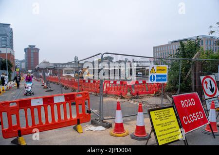 Slough, Berkshire, Großbritannien. 17.. August 2022. Außerhalb des Bahnhofs Slough zur Nordkonkurses werden Verbesserungen vorgenommen. Die Lokführer werden morgen in einem Streit um die Bezahlung und die geplante Schließung der Fahrkartenschaltungen wieder streiken. Quelle: Maureen McLean/Alamy Live News Stockfoto